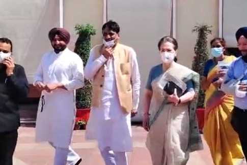 सोनिया गाँधी की पंजाब सांसदों के साथ बैठक